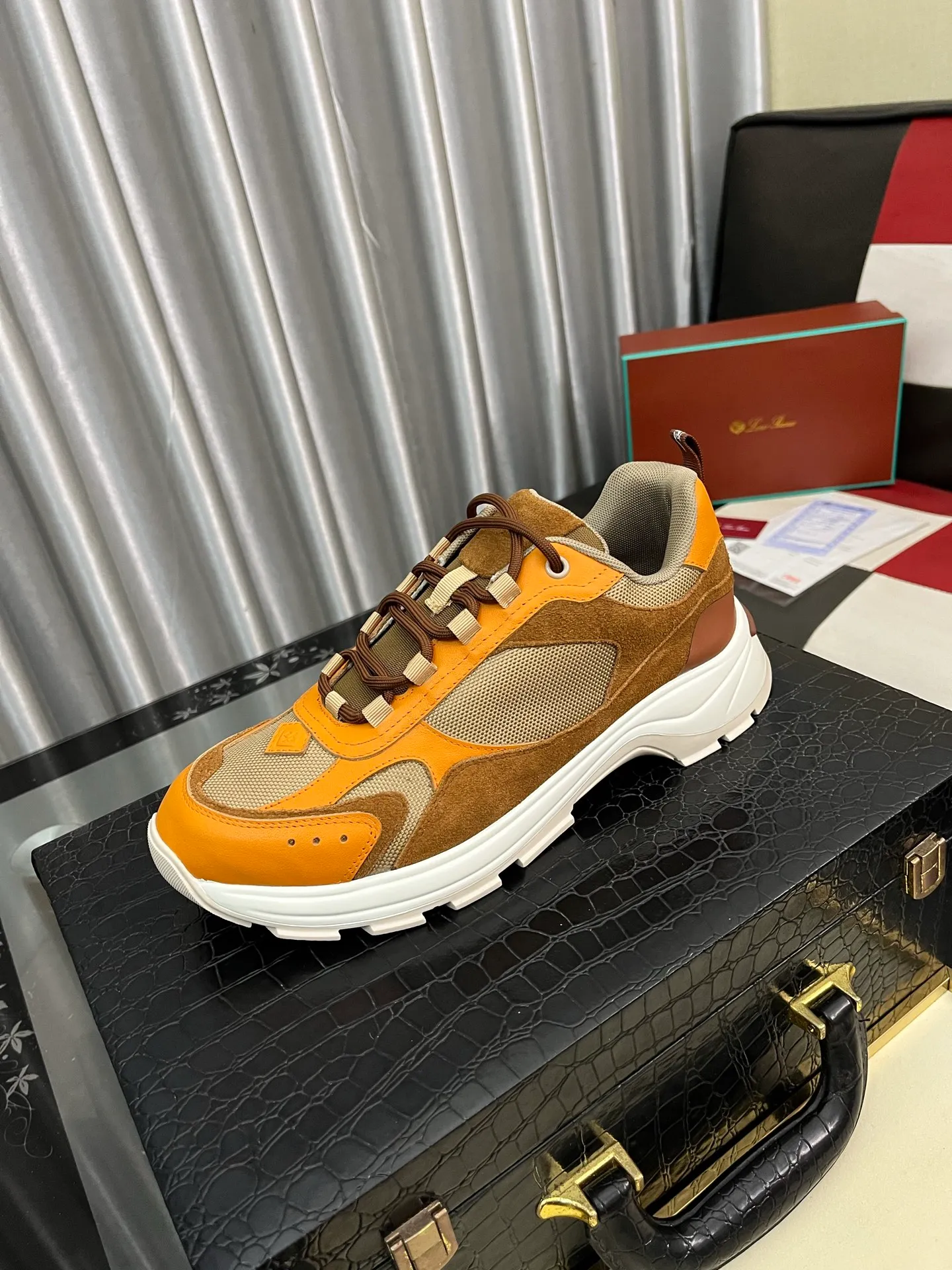 Men's shoes 💰520 ⌚️⌚️ Loro Piana's classic popular lp top version of Pili casual shoes. It turns out that these are the casual shoes that are said to be able to walk 20,000 steps without tiring your feet. This pair has both good looks and feel. You will be completely lost as soon as you step on it ~ The minimalist design is eye-catching and durable, and it is a bonus for dressing. The soft feeling on the feet has outstanding texture, and it is very nice without abrasion on the feet. The soft and waxy soles make it easy to wear for daily use for a long time. Who can resist a pair of versatile and good-looking loafers? Don't be too elegant at all, the feel and texture of the feet are good, the key is to make the legs look longer and not tire the feet, the main thing is that it is just right!        Material: Original cowhide Lining: Original sheepskin Outsole: Original sole Size: 38-44